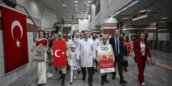Sağlık Çalışanları Cumhuriyet Dönemi Sağlıkçı Kıyafetleri İle Ankara’da Yürüyüş Düzenledi