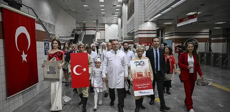 Sağlık Çalışanları Cumhuriyet Dönemi Sağlıkçı Kıyafetleri İle Ankara’da Yürüyüş Düzenledi