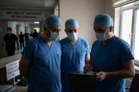 Agrida-Buyuk-Basari-1-Haftada-3-Kritik-Beyin-Tumoru-Ameliyati-gemini